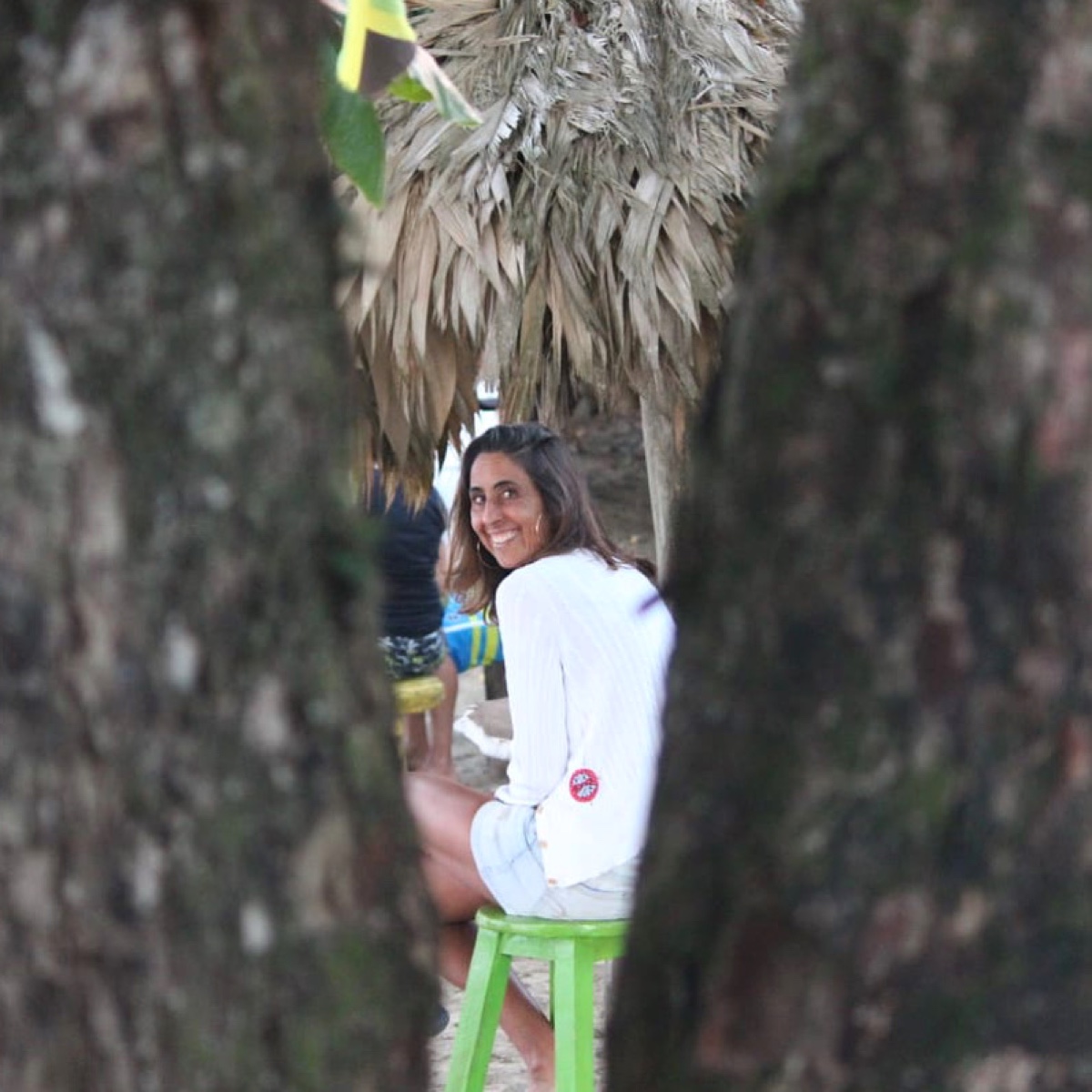 Anne-Cécile Lacoste souriante entre les arbres
