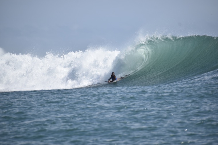Anne-Cécile Lacoste en bodyboard sur une vague puissante.