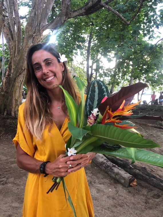Portrait d’Anne-Cécile avec un bouquet tropical.