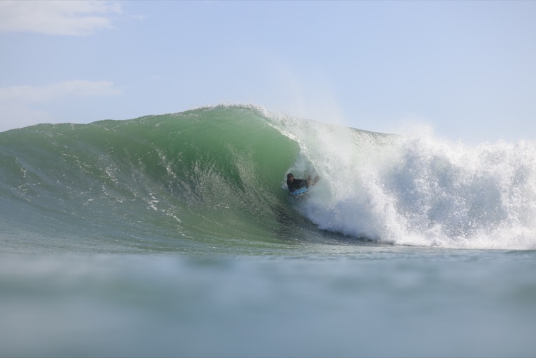 Anne-Cécile dans un tube en bodyboard.