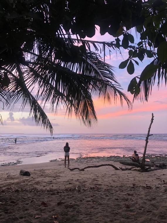 Silhouette sur la plage au coucher du soleil.