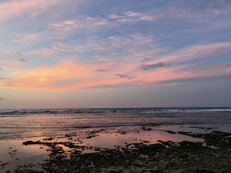 Plage et ciel rose en fin de journée.