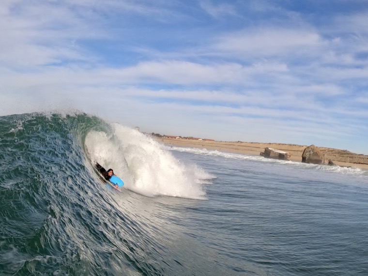 Anne-Cécile dans un tube à Hossegor.