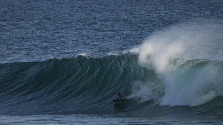 Bodyboard dans une vague sombre et puissante.