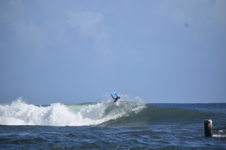 Anne-Cécile au sommet d’une vague.