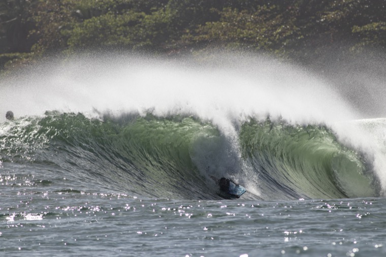 Anne-Cécile sous la lèvre d’une vague verte.