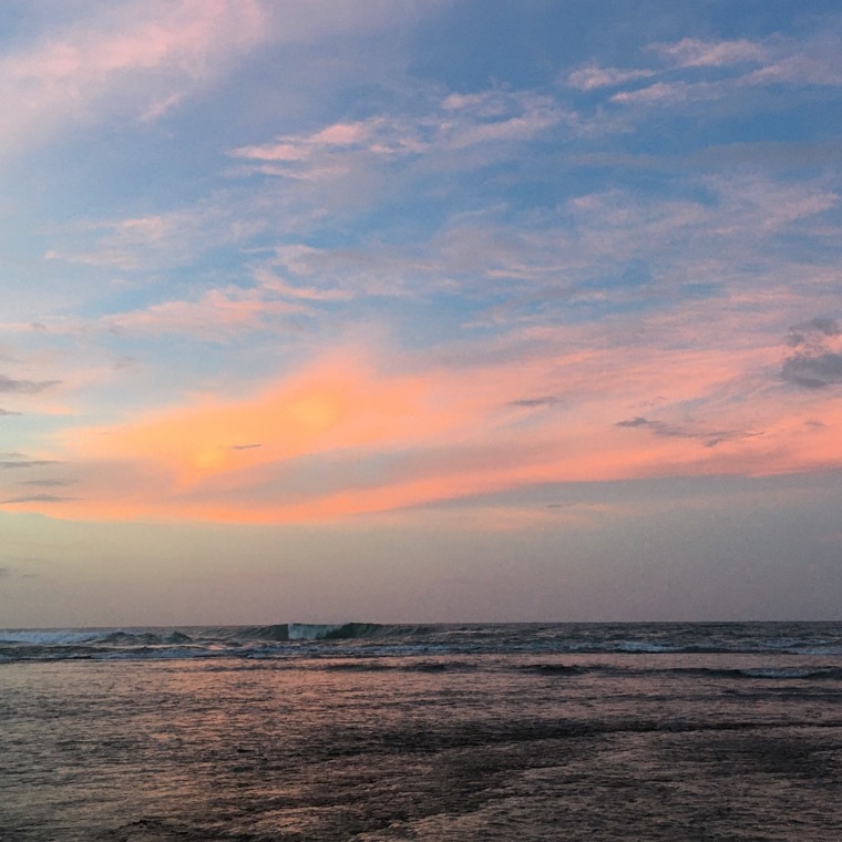 Océan sous un ciel rose.